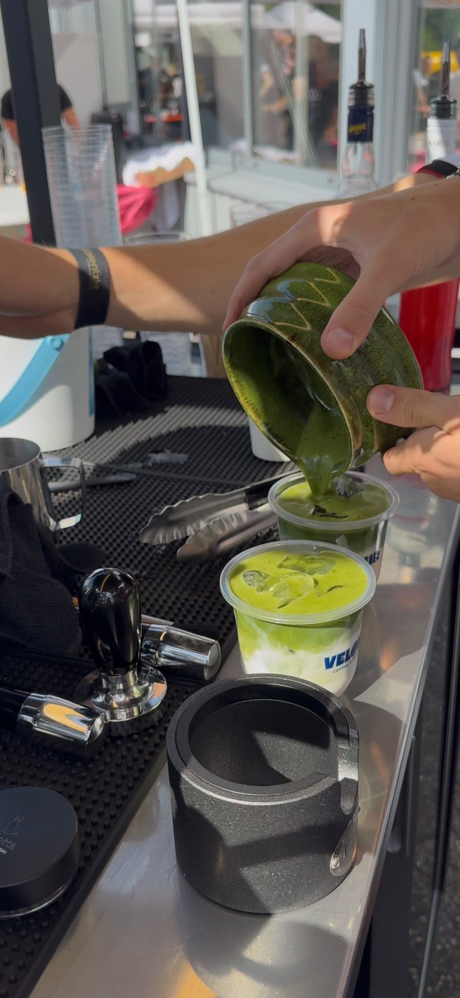 Matcha wird frisch aufgegossen