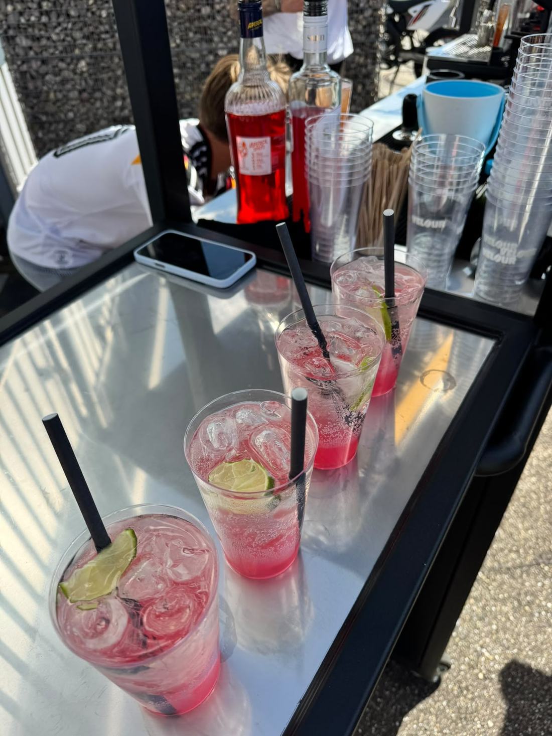 Vier Spritz-Drinks bereit zum Servieren